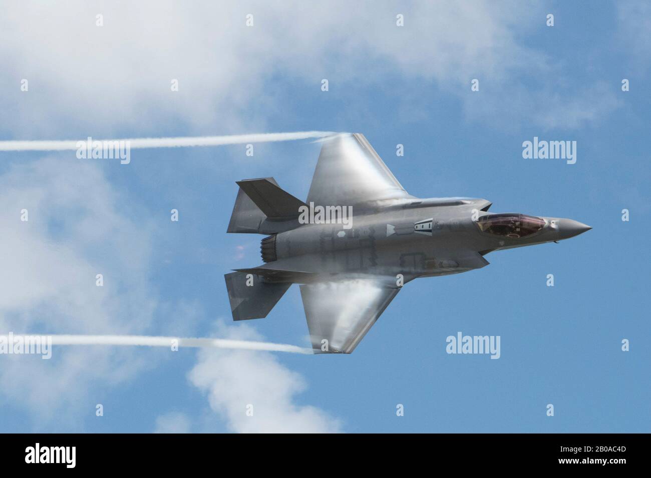 US-Luftwaffenkapellmeister Andrew Dojo Olson führt während der Wings Over Houston Airshow vom 20. Oktober 2019 in Houston, Texas, eine Schnellbank in einem Stealth-Kampfflugzeug F-35 Lightning II durch. Stockfoto