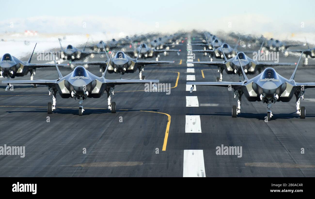 US Air Force Active Duty 388th und Reserve 419th Fighter Wings F-35A Lightning II Stealth-Kampfflugzeug, bilden sich auf der Startbahn für eine Show of Forces, die als Elephant Walk auf der Hill Air Base vom 6. Januar 2020 in Ogden, Utah, bezeichnet wird. Stockfoto