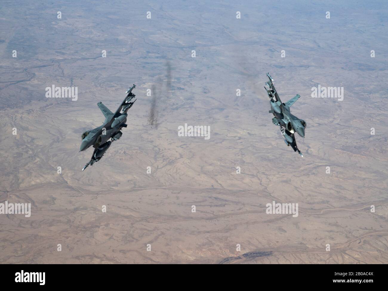 Zwei Kampfflugzeuge der U.S. Air Force F-16 Fighting Falcon, die der 555th Expeditionary Fighter Squadron zugeordnet sind, fliegen während einer Mission vom 6. Februar 2020 über den Irak in Formation. Stockfoto