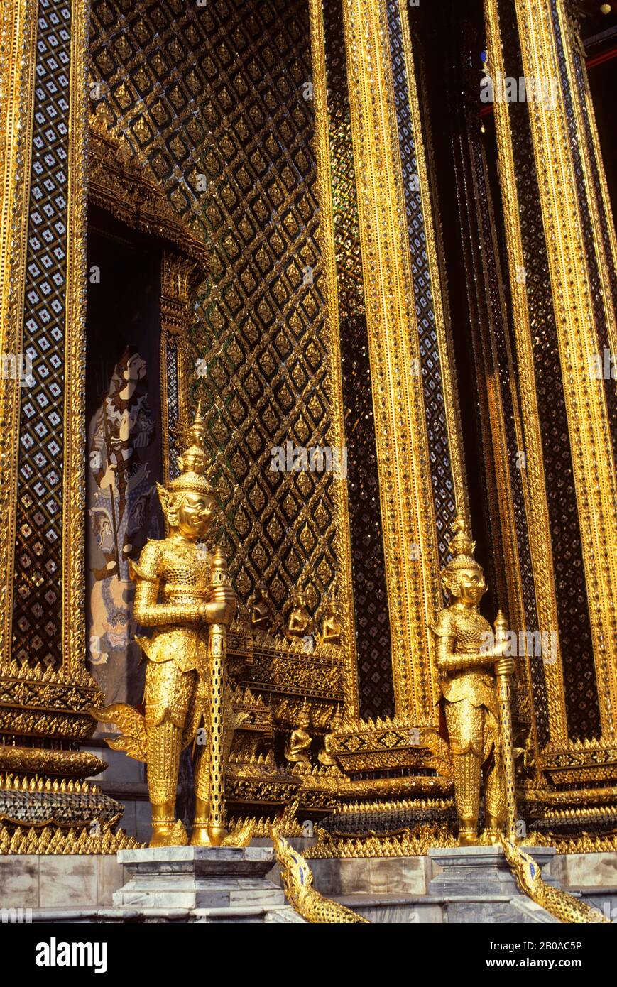 THAILAND, BANGKOK, GRAND PALACE, TEMPEL DES SMARAGDGRÜNEN BUDDHA MIT WÄCHTERN, ARCHITEKTONISCHES DETAIL Stockfoto