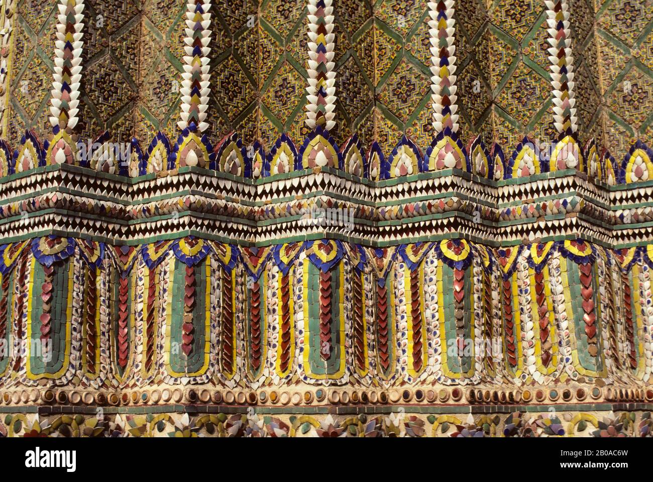 THAILAND, BANGKOK, GRAND PALACE, ARCHITEKTONISCHE PORZELLANDEKORATION VON CHINESE TEA CUPS Stockfoto