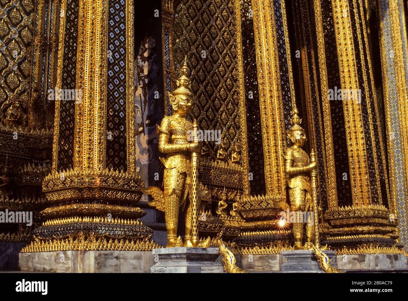 THAILAND, BANGKOK, GRAND PALACE, TEMPEL DES SMARAGDGRÜNEN BUDDHA MIT WÄCHTERN, ARCHITEKTONISCHES DETAIL Stockfoto