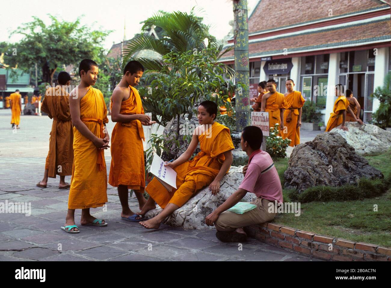 THAILAND, BANGKOK, WAT PO (WAT PHRA JETUPON) TEMPEL, SCHULE MIT NOVIZEN/STUDENTEN IN SAFRANROBEN Stockfoto