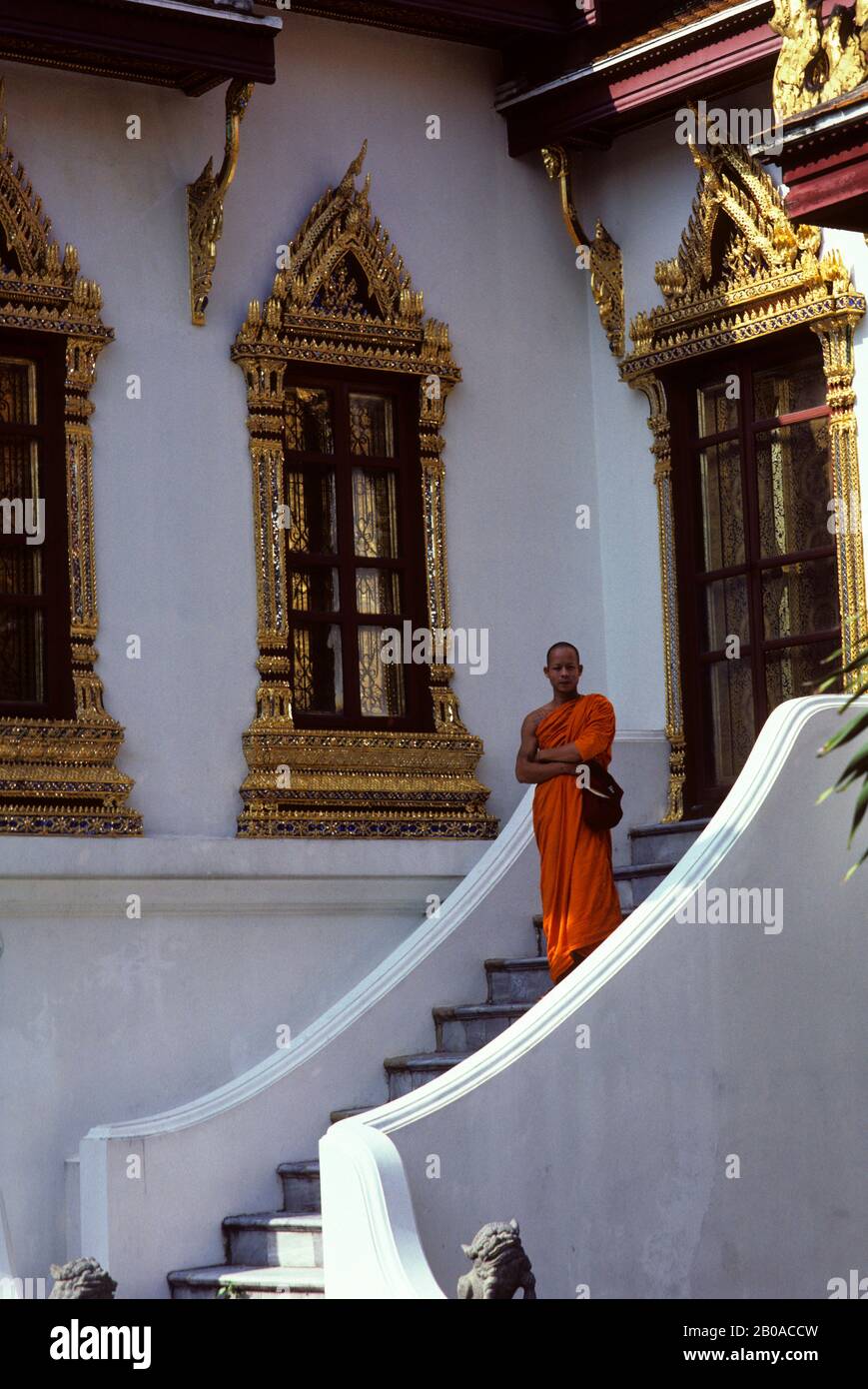 THAILAND, BANGKOK, MARMORTEMPEL, BUDDHISTISCHER MÖNCH VOR DEM TEMPEL Stockfoto