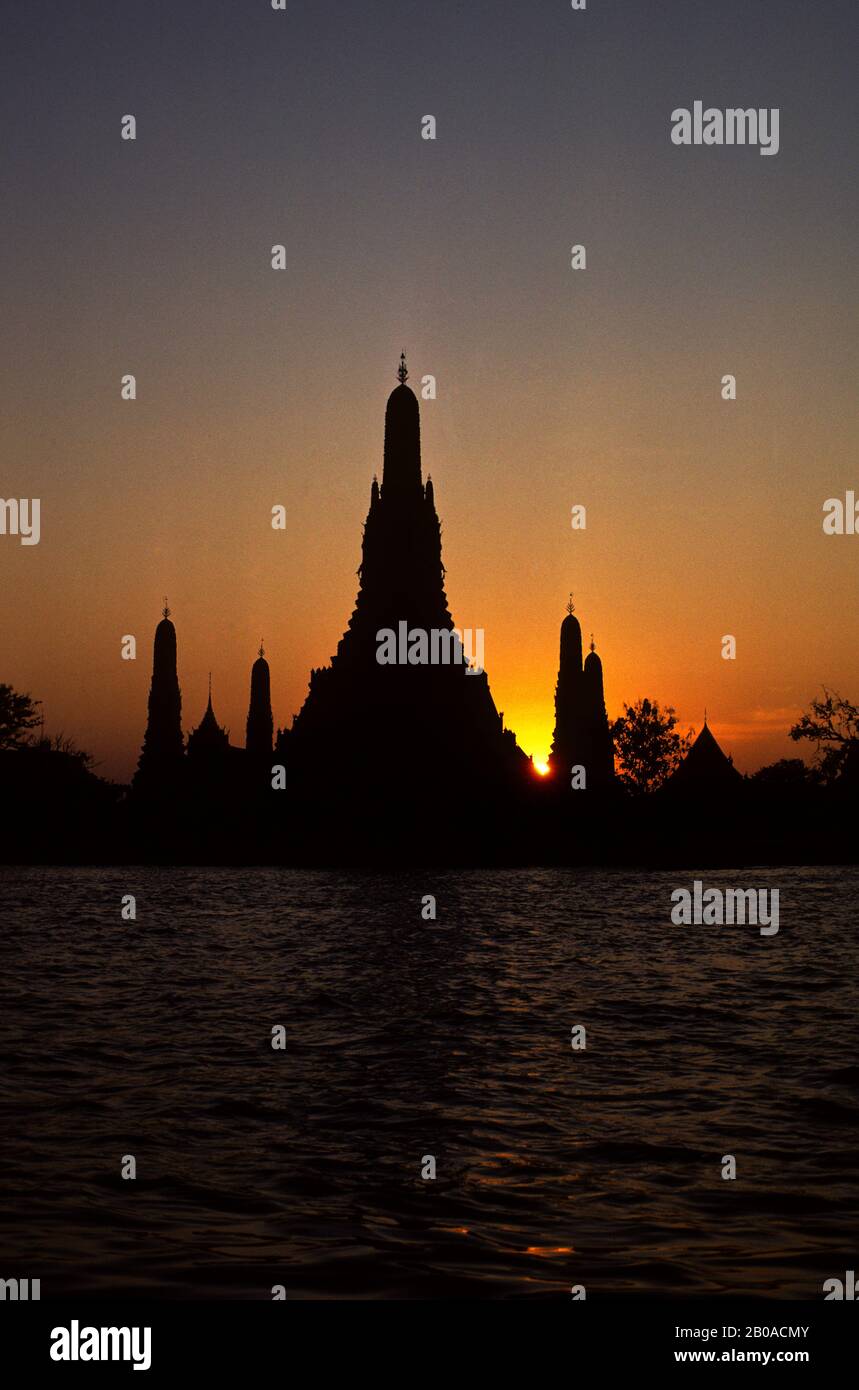 THAILAND, BANGKOK, WAT ARUN (TEMPEL DER MORGENDÄMMERUNG) SILHOUETTE BEI SONNENUNTERGANG MIT MAE NAM CHAO PHRANG FLUSS Stockfoto