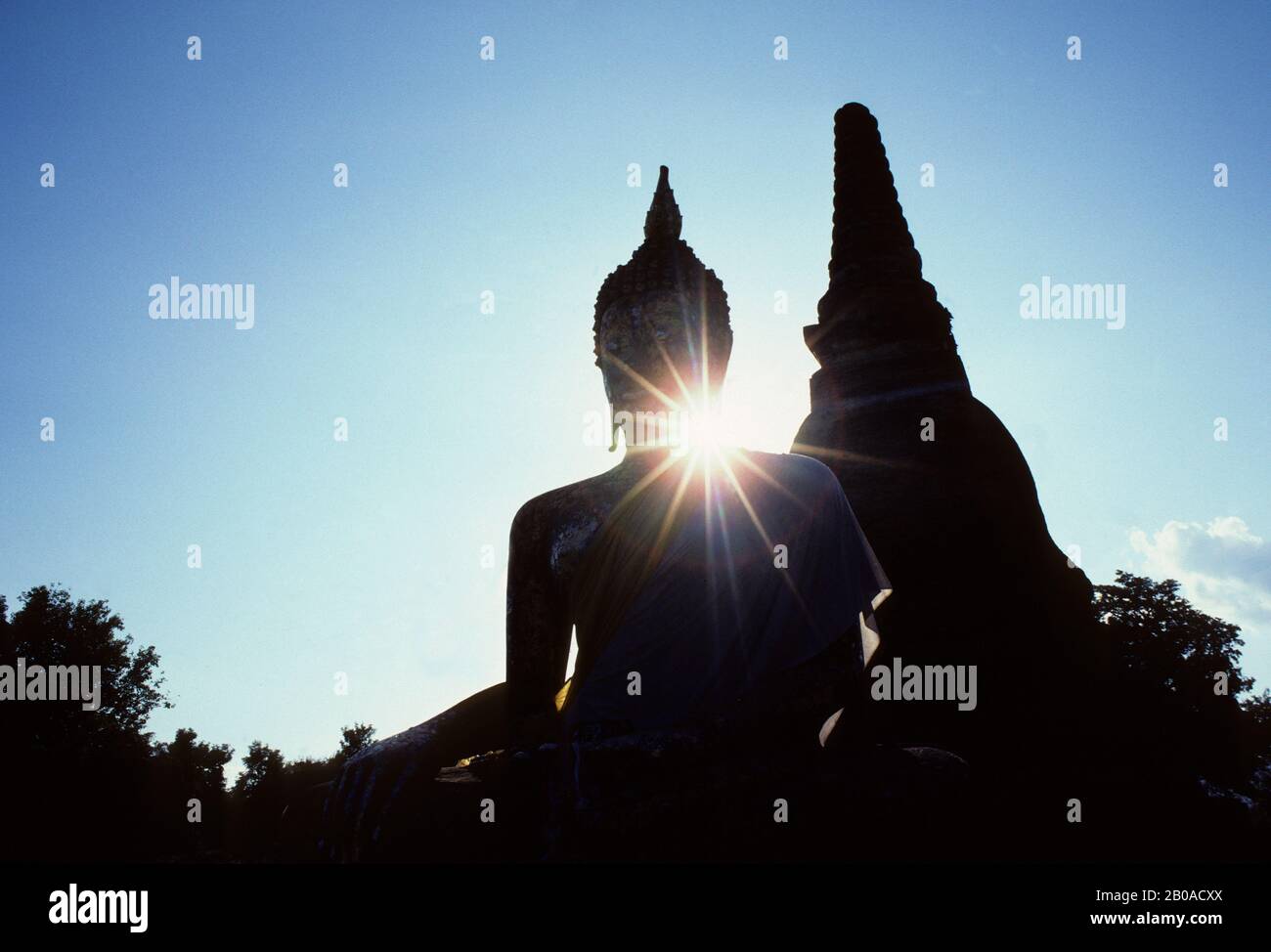 THAILAND, ZENTRALEBENEN, SUKOTHAI, WAT MAHATHATH-TEMPEL, 14. C., SITZENDER BUDDHA UND CHEDI (STUPA) Stockfoto