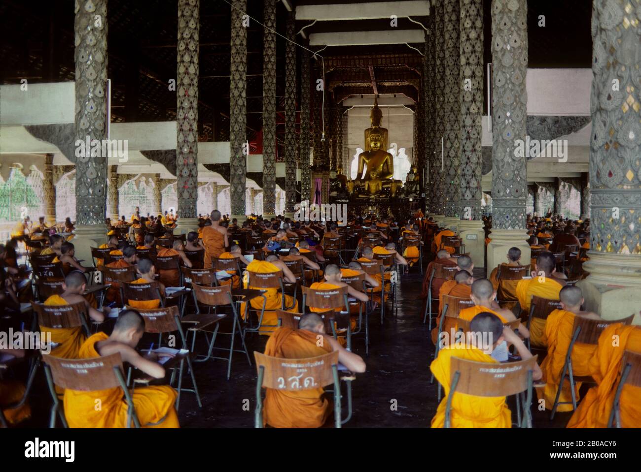 NORD-THAILAND, CHIANG MAI, WAT SUAN DOK, SCHULE FÜR NOVIZEN, NOVIZEN, DIE PRÜFUNGEN ABLEGEN Stockfoto