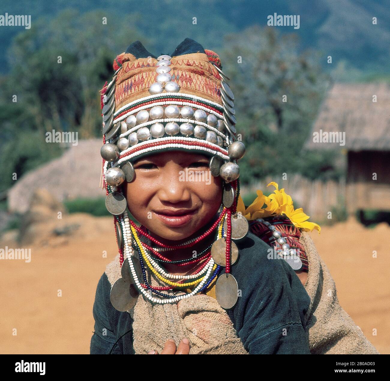 NEIN. THAILAND, IN DER NÄHE VON CHIANG RAI, LOIMI-AKHA DORF, JUNGE (BABY AUF DEM RÜCKEN) MIT TRADITIONELLER CAP, SILBER Stockfoto