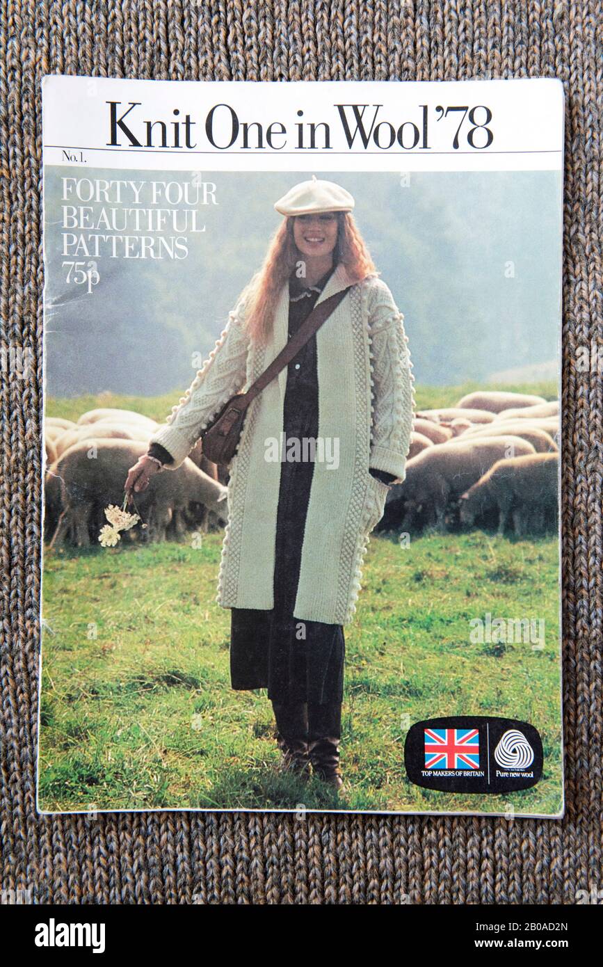Strickmuster aus dem Jahr 1978 "Strick One in Wool" zeigt Dame mit langer Arran-Strickjacke auf gestricktem Hintergrund. Stockfoto