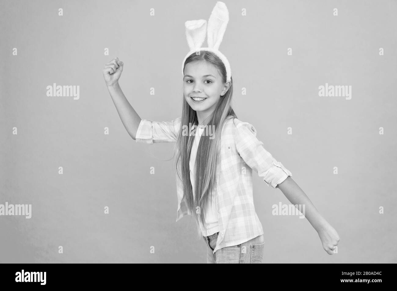 Ostern Aktivitäten. Cute Bunny. Urlaub Bunny Girl mit niedlichen lange Ohren posieren. Kind lächelnd spielen Bunny Rolle. Bunny Ohren Zubehör. Glückliche Kindheit. Traditionen für Kinder zu helfen in Ostern Geist zu erhalten. Stockfoto