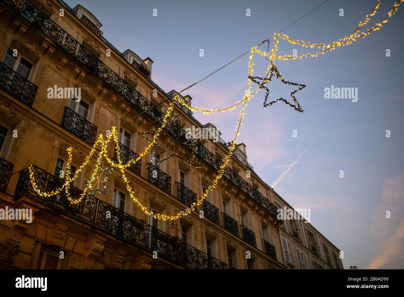 Weihnachtsbeleuchtung in einer Straße in Paris, Frankreich um Weihnachten. Stockfoto