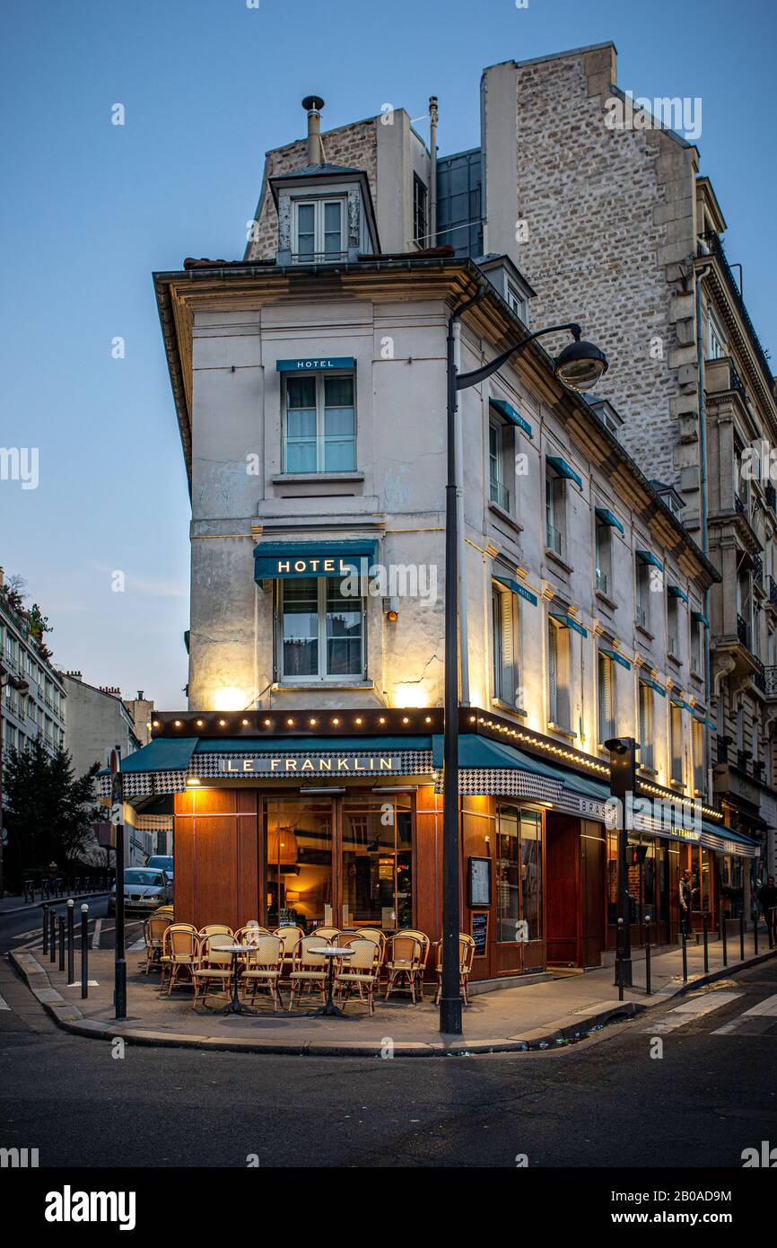 Ein französisches Bistro und eine cafÃ© an einer Straßenecke in Passy, Paris, Frankreich. Stockfoto