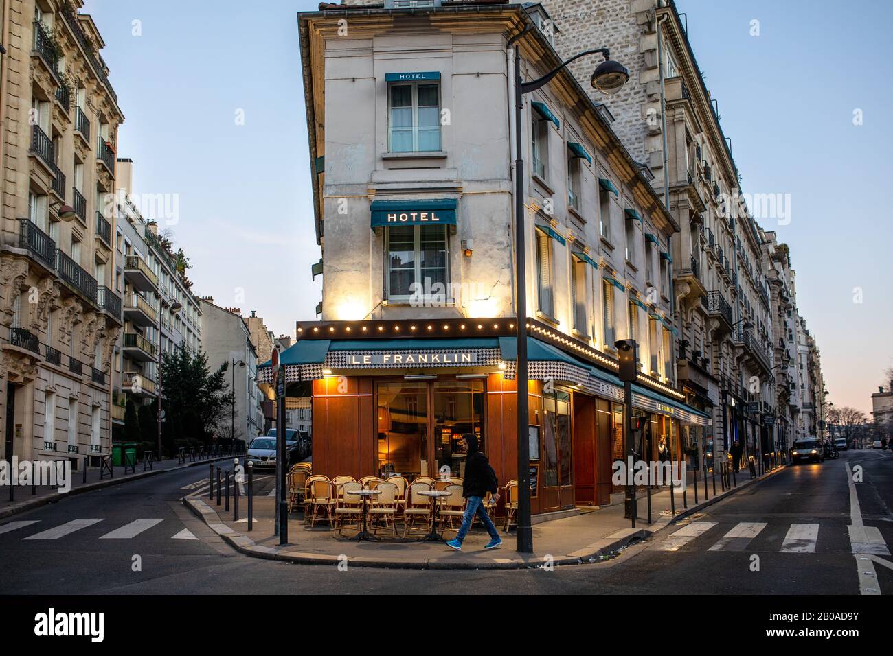 Ein französisches Bistro und eine cafÃ© an einer Straßenecke in Passy, Paris, Frankreich. Stockfoto