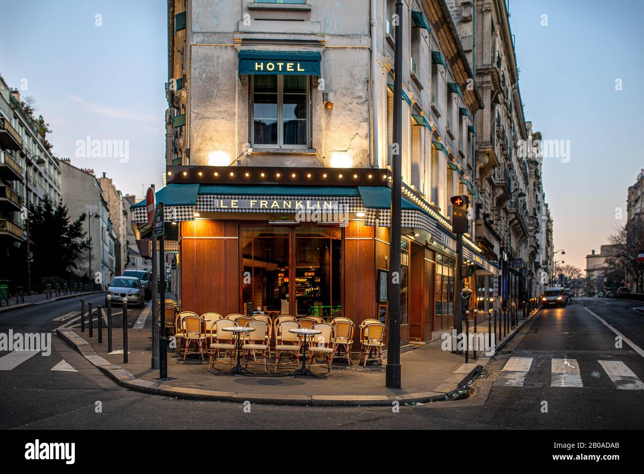 Ein französisches Bistro und eine cafÃ© an einer Straßenecke in Passy, Paris, Frankreich. Stockfoto