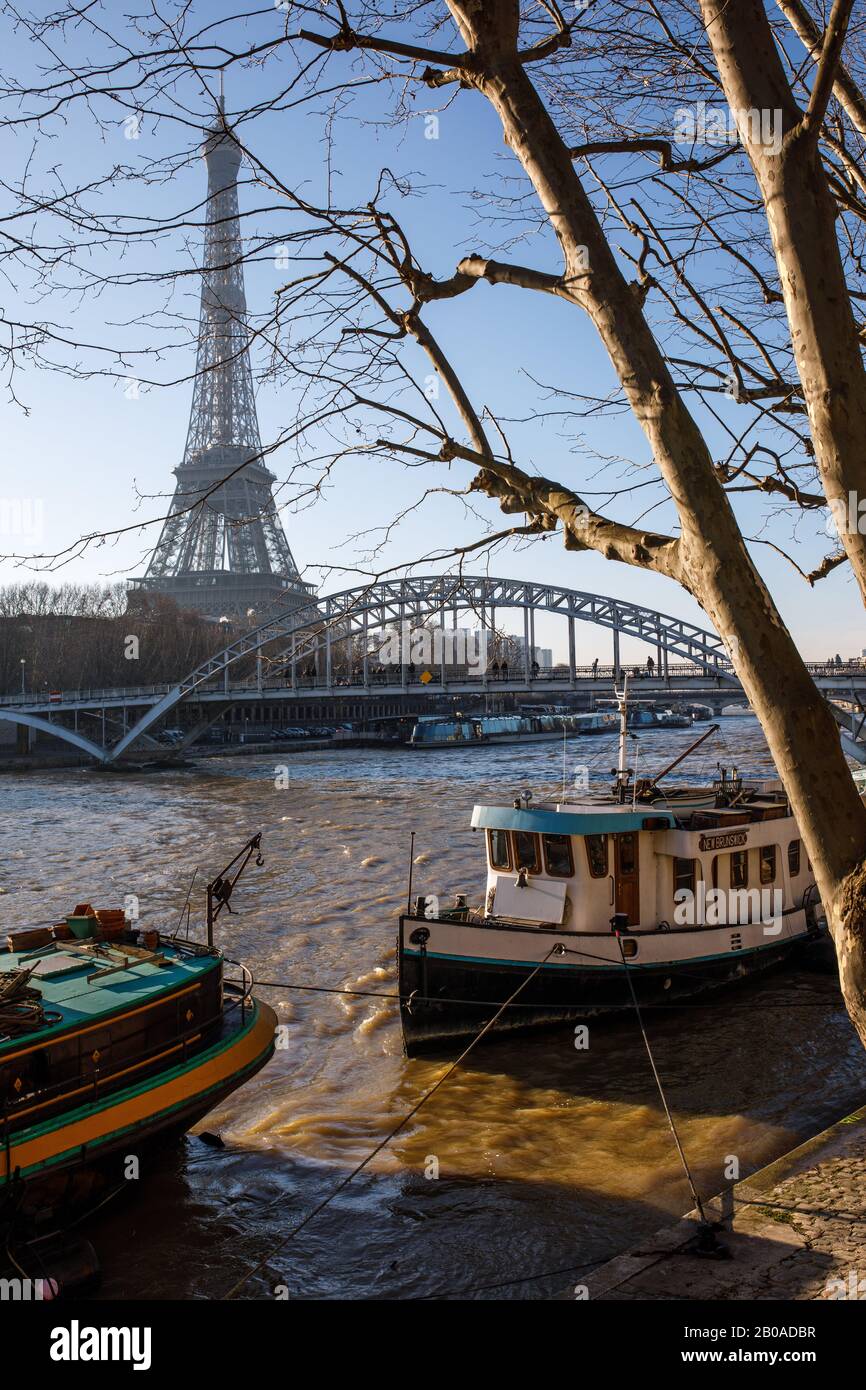 Der Eiffelturm steht über Booten entlang der seine, Paris. Stockfoto