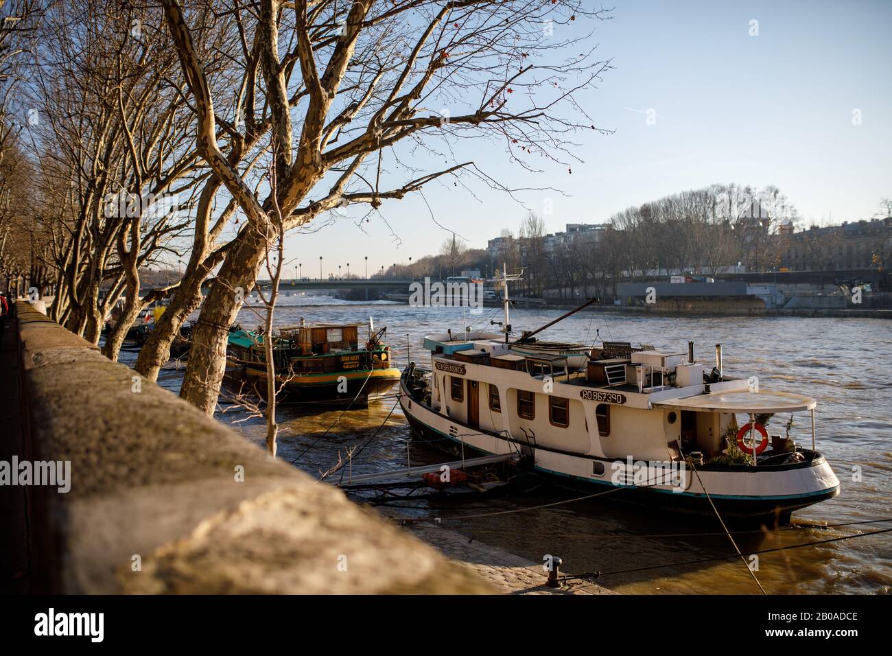 Boote an den Piers entlang der seine in Paris, Frankreich Stockfoto