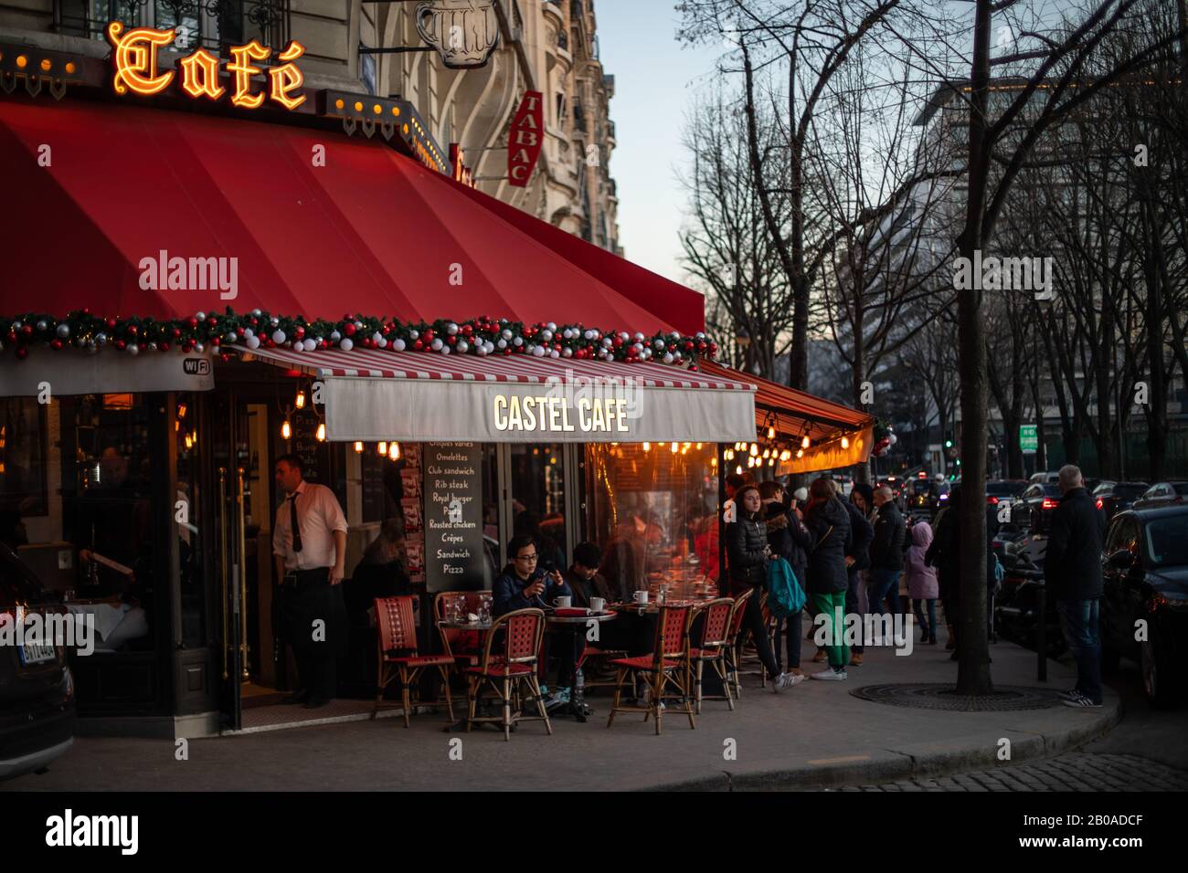 Touristen essen in einem cafÃ© in der Nähe des Eiffelturms in Paris, Frankreich. Stockfoto