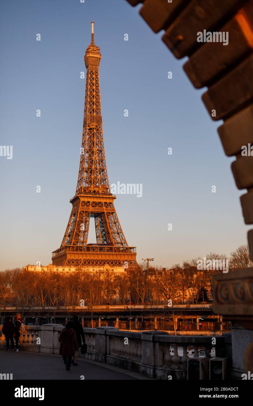 Sonnenuntergang auf dem Eiffelturm, von Pont de Bir Hakeim in Paris aus gesehen. Stockfoto