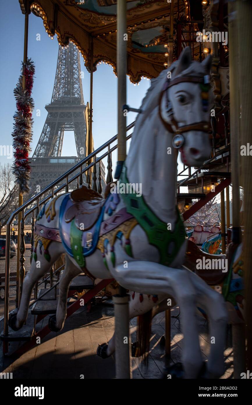 Ein fröhlicher Urlaub rundet das Hotel vor dem Eiffelturm in Paris ab. Stockfoto