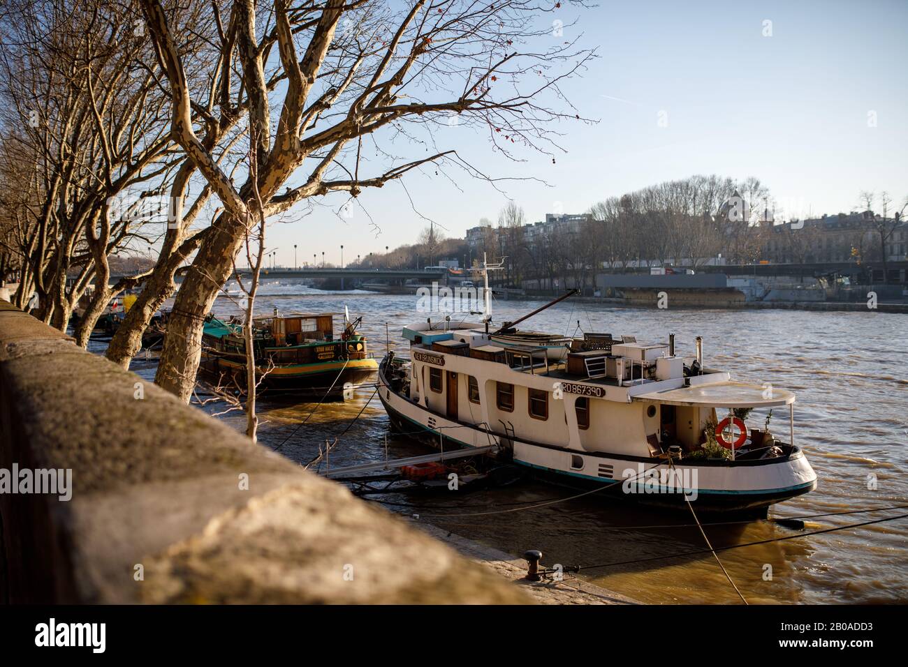 Boote an den Piers entlang der seine in Paris, Frankreich Stockfoto