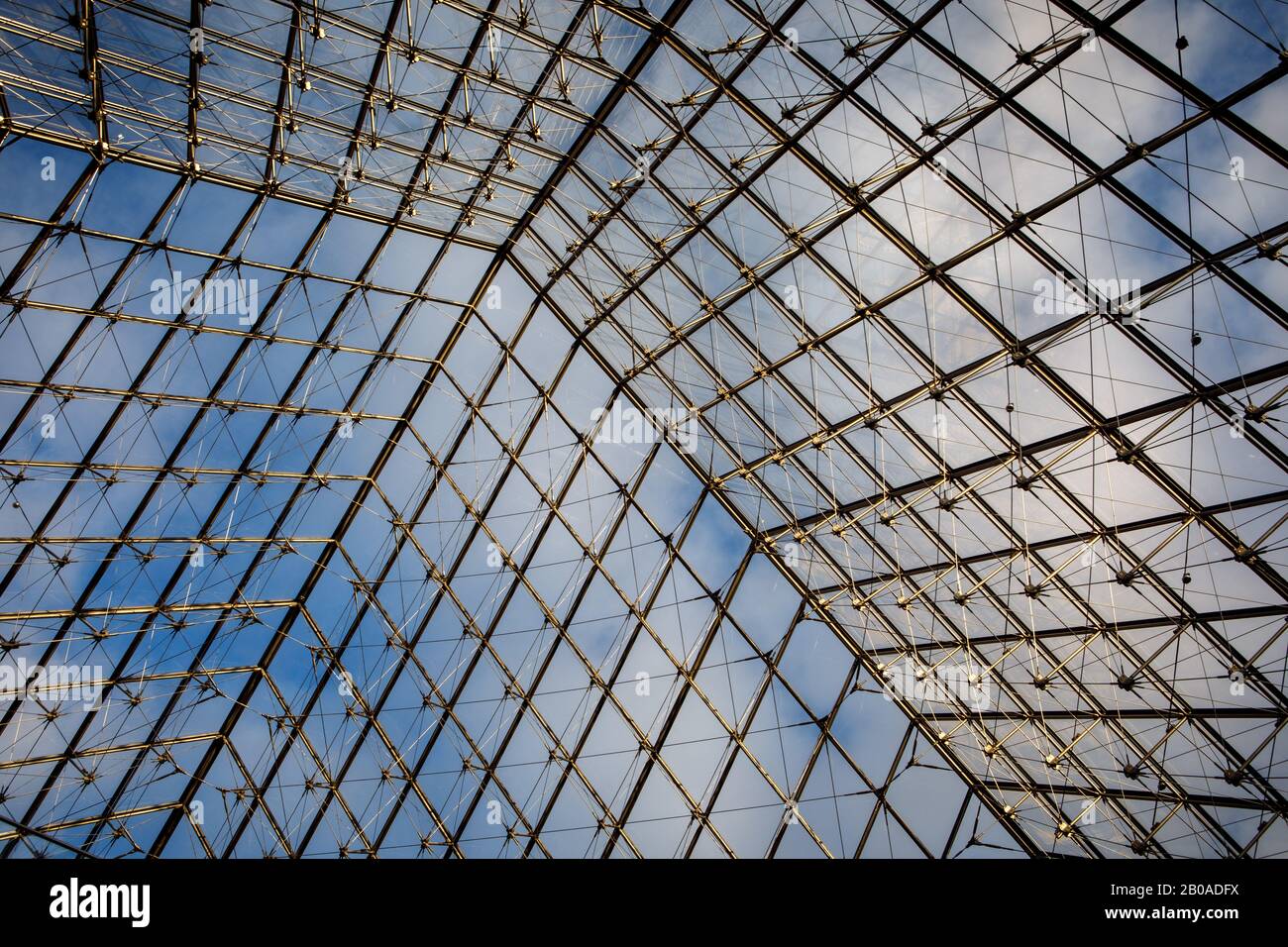 Die ikonische Glaspyramide von im Pei am Eingang zum Louvre. Stockfoto