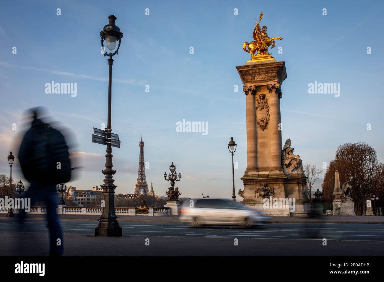 Morgenverkehr auf einer Brücke in Paris in der Nähe des Eiffelturms. Stockfoto