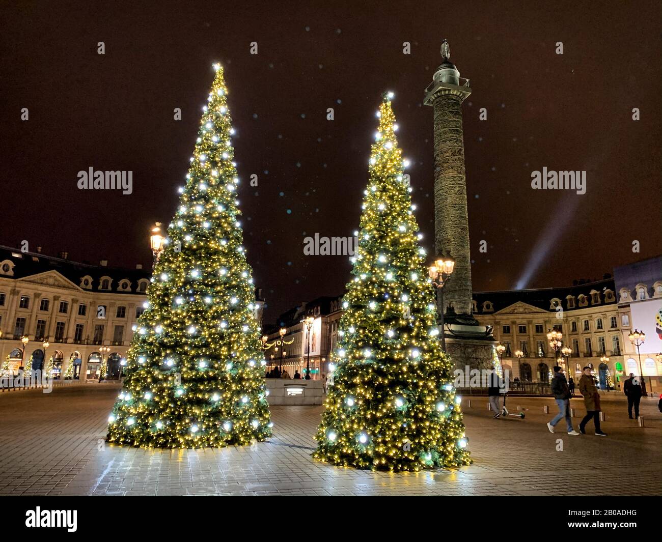 Weihnachtsbäume und Lichter am Place Vendome in Paris, Frankreich. Stockfoto