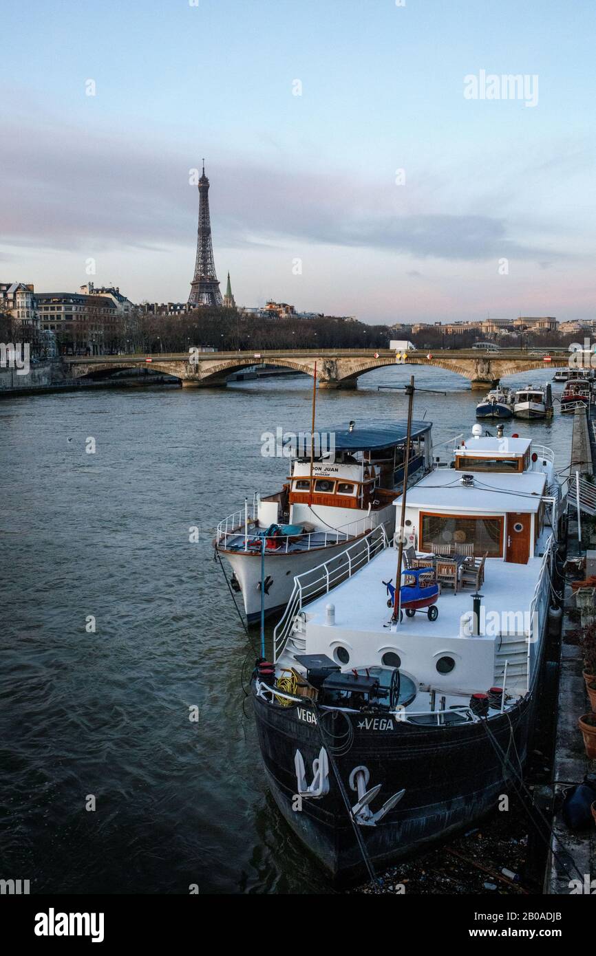 Bateaux murfst Boote auf der seine in Paris in der Nähe des Eiffelturms Stockfoto