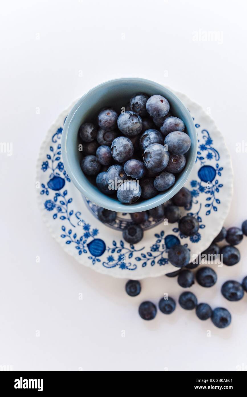 Klassische blaue Beerenobstschale Stockfoto