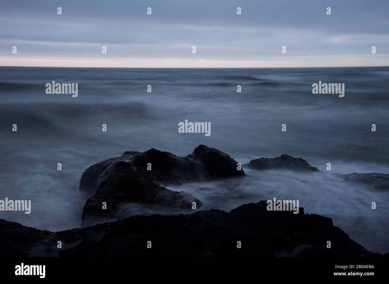 Lange Exposition der Dämmerung Surf Yachats Ocean Road State Natural Site. Stockfoto