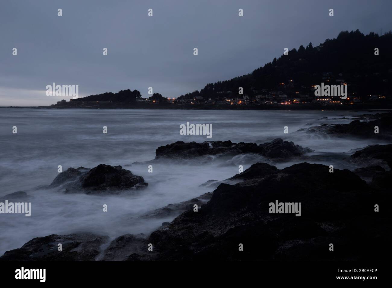 Yachats at Twilight ab Yachats Ocean Road State Natural Site. Stockfoto