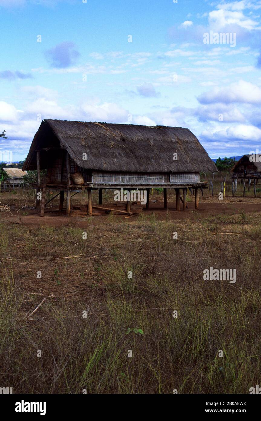 ASIEN, VIETNAM, ZENTRALE HIGHLANDS, TRADITIONELLE HÄUSER DES EDE-HÜGELSTAMMES Stockfoto