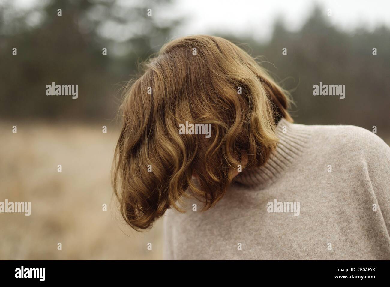 Frau steht am Wald bei nebeligem Wetter Stockfoto