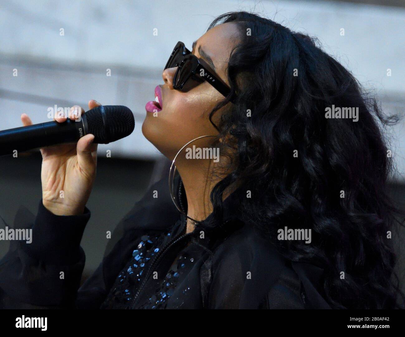 NEW YORK, NY, USA - 30. AUGUST 2019: US-AMERIKANISCHER SINGER-SONGWRITER H.E.R. Tritt auf der NBC's "Today" Show Summer Concert Series am Rockefeller Plaza auf. Stockfoto