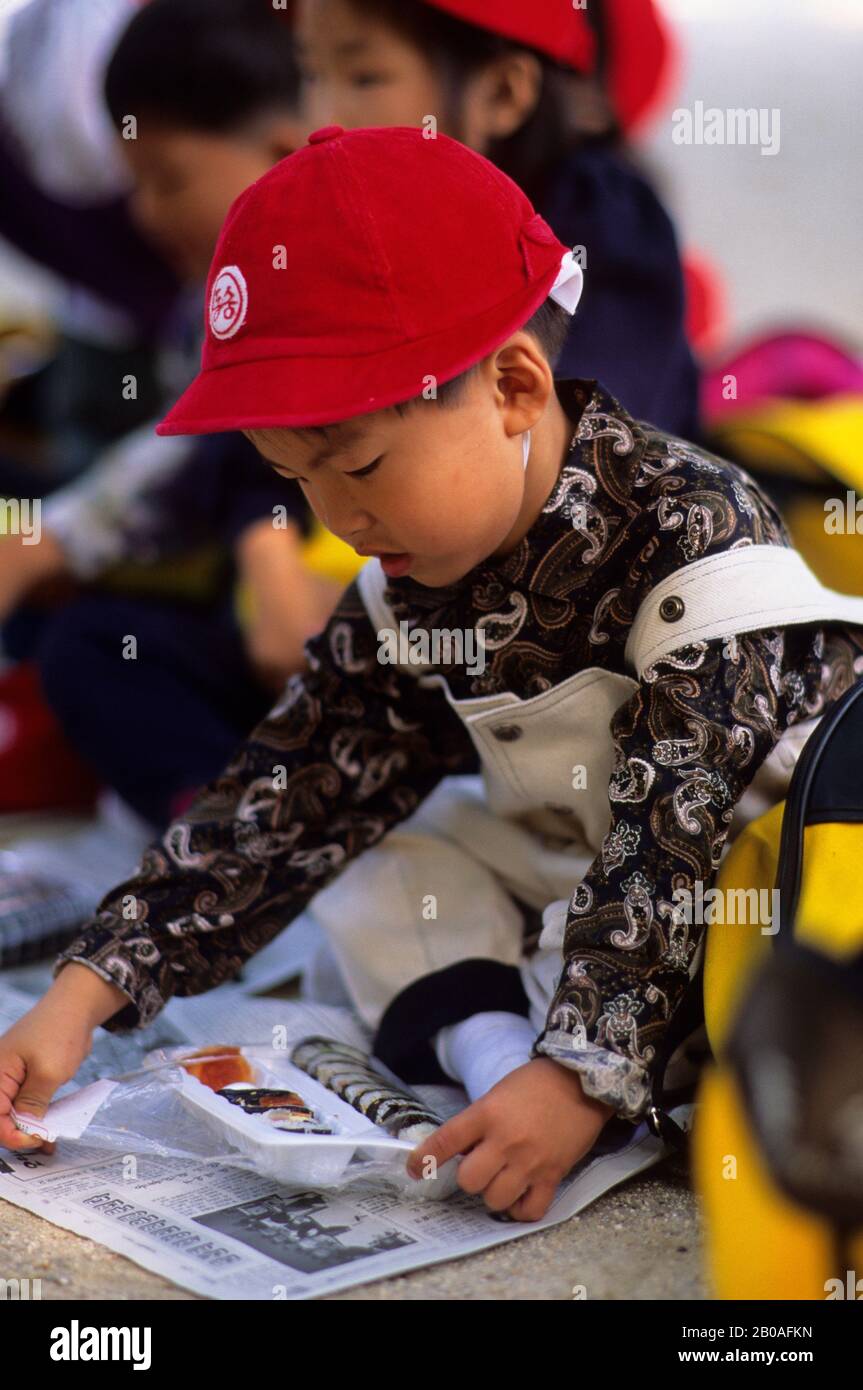 ASIEN, KOREA, SEOUL, CH'ANGGYONGGUNG PALAST, PICKNICK FÜR SCHULKINDER, JUNGE Stockfoto