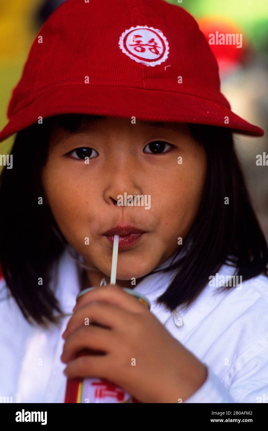 ASIEN, KOREA, SEOUL, CH'ANGGYONGGGUNG PALAST, PICKNICK FÜR SCHULKINDER, PORTRAIT DES MÄDCHENS Stockfoto