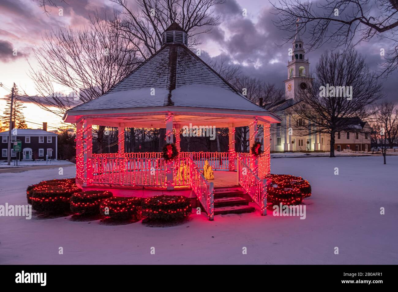 Der Bandstand auf dem Templeton Common ist zu Weihnachten dekoriert Stockfoto