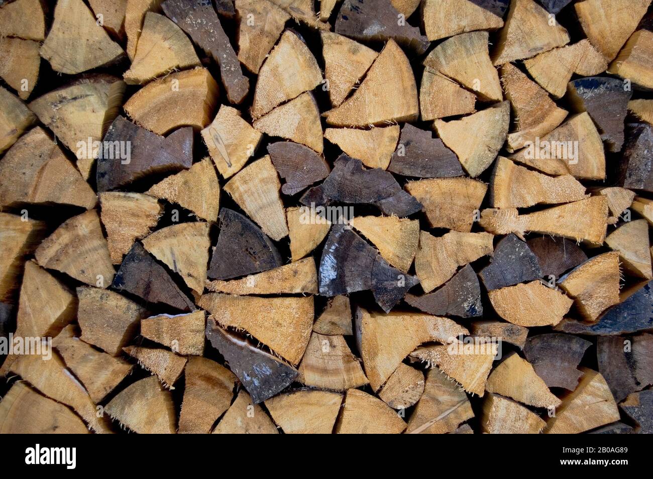 Brennholzstapel zum Rauchen Stockfoto