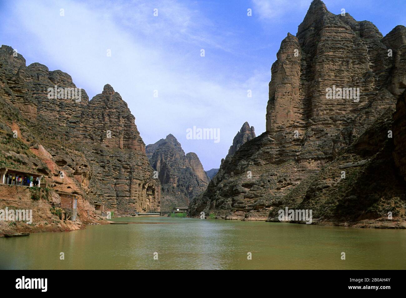 CHINA, PROVINZ GANSU, IN DER NÄHE VON LANSHOU, GELBER FLUSS, BLICK AUF DIE BUDDHISTISCHEN HÖHLEN VON BILINGSI Stockfoto