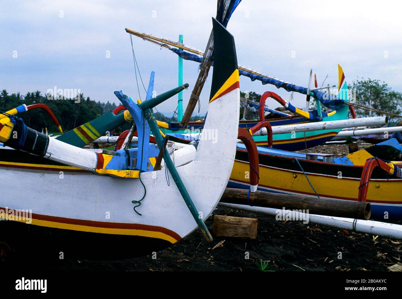 INDONESIEN, BALI, LEBIH, STRAND MIT FISCHERBOOTEN AUS HOLZ, RÜCKSEITE DES BOOTES, RUDER Stockfoto