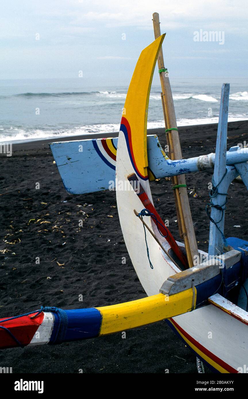 INDONESIEN, BALI, LEBIH, STRAND MIT FISCHERBOOTEN AUS HOLZ, RÜCKSEITE DES BOOTES, RUDER Stockfoto