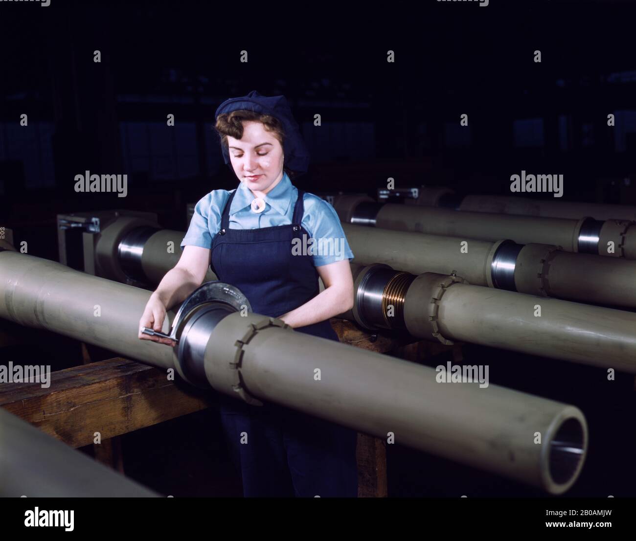 Gist Inspektor, Frau Mary Betchner inspiziert einen von 25 Cuttern auf Grate, bevor sie ihn in 105 mm einsteckt. Howitzer, Chain Belt Co., Milwaukee, Wisconsin, USA, Foto von Howard R. Hollem, U.S. Office of war Information, Februar 1943 Stockfoto