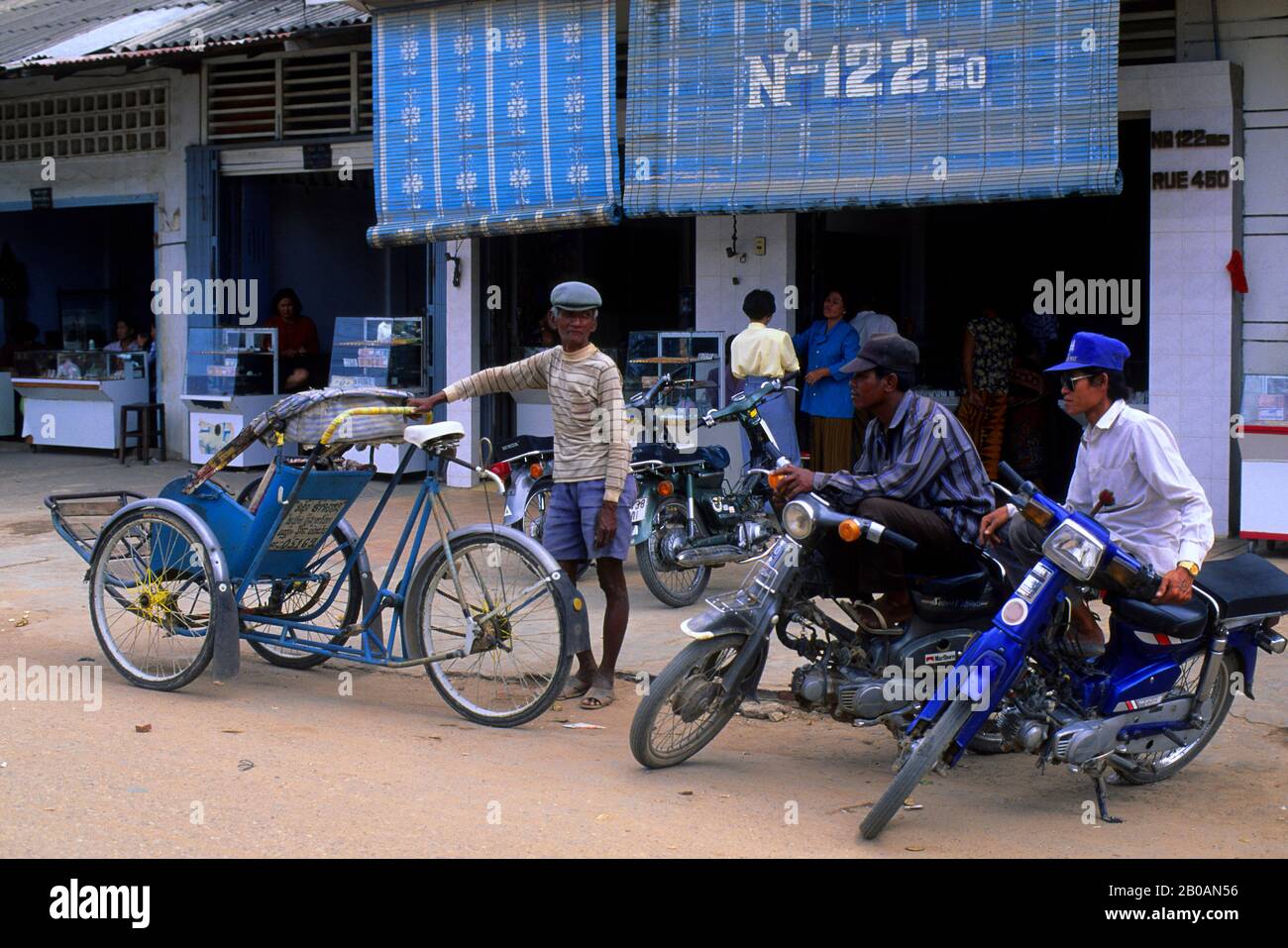 KAMBODSCHA, PHNOM PENH, STRASSENSZENE, RIKSCHA- UND MOTORRADTAXIS Stockfoto