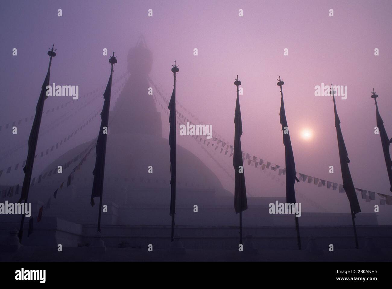 NEPAL, KATHMANDU, BOUDHNATH, TIBETISCH STUPA (TEMPEL) IM NEBEL, GEBETFLAGGEN Stockfoto