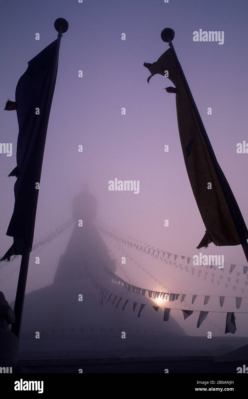 NEPAL, KATHMANDU, BOUDHNATH, TIBETISCH STUPA (TEMPEL) IM NEBEL, GEBETFLAGGEN Stockfoto