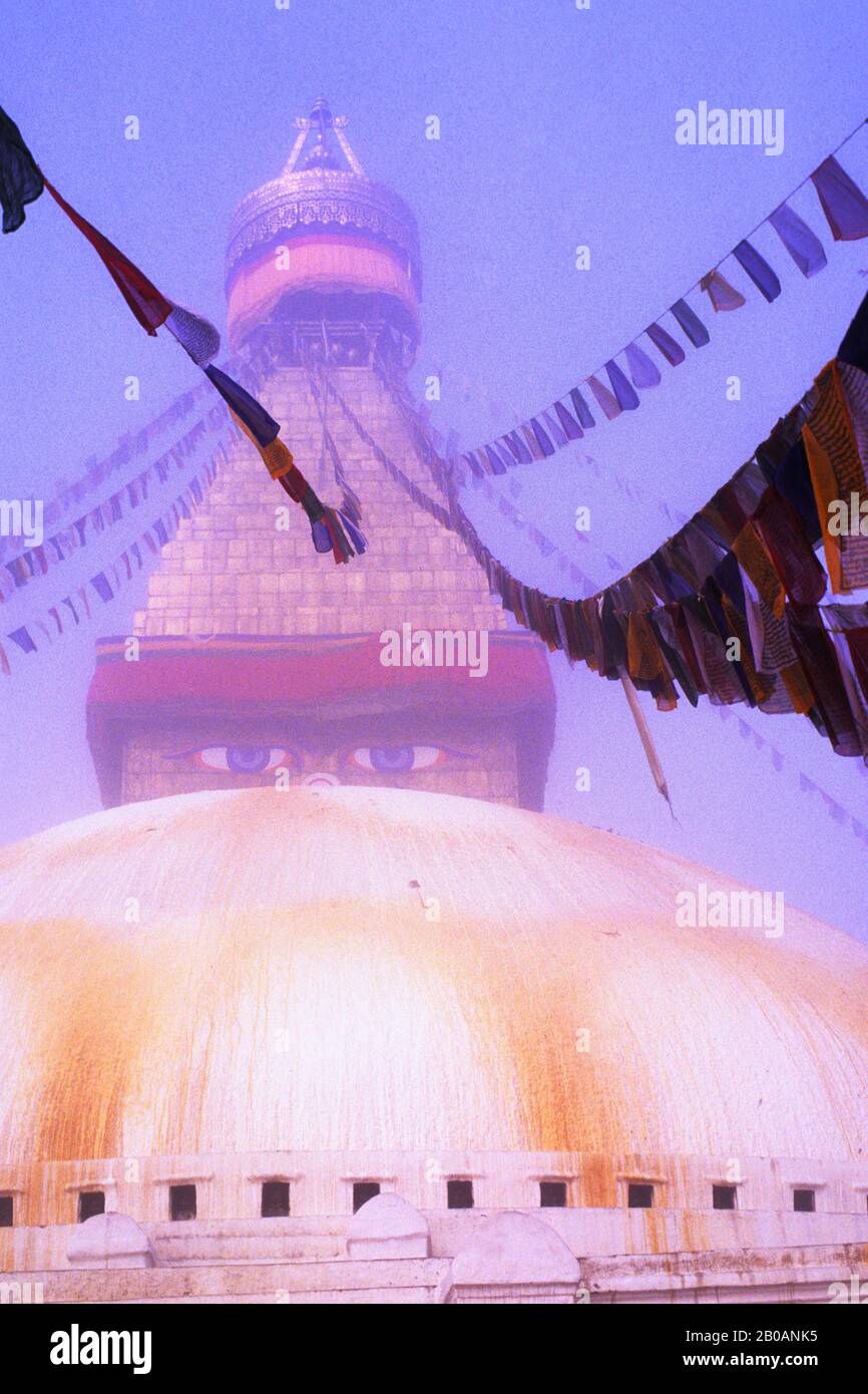 NEPAL, KATHMANDU, BOUDHNATH, TIBETISCH STUPA (TEMPEL) IM NEBEL, GEBETFLAGGEN Stockfoto
