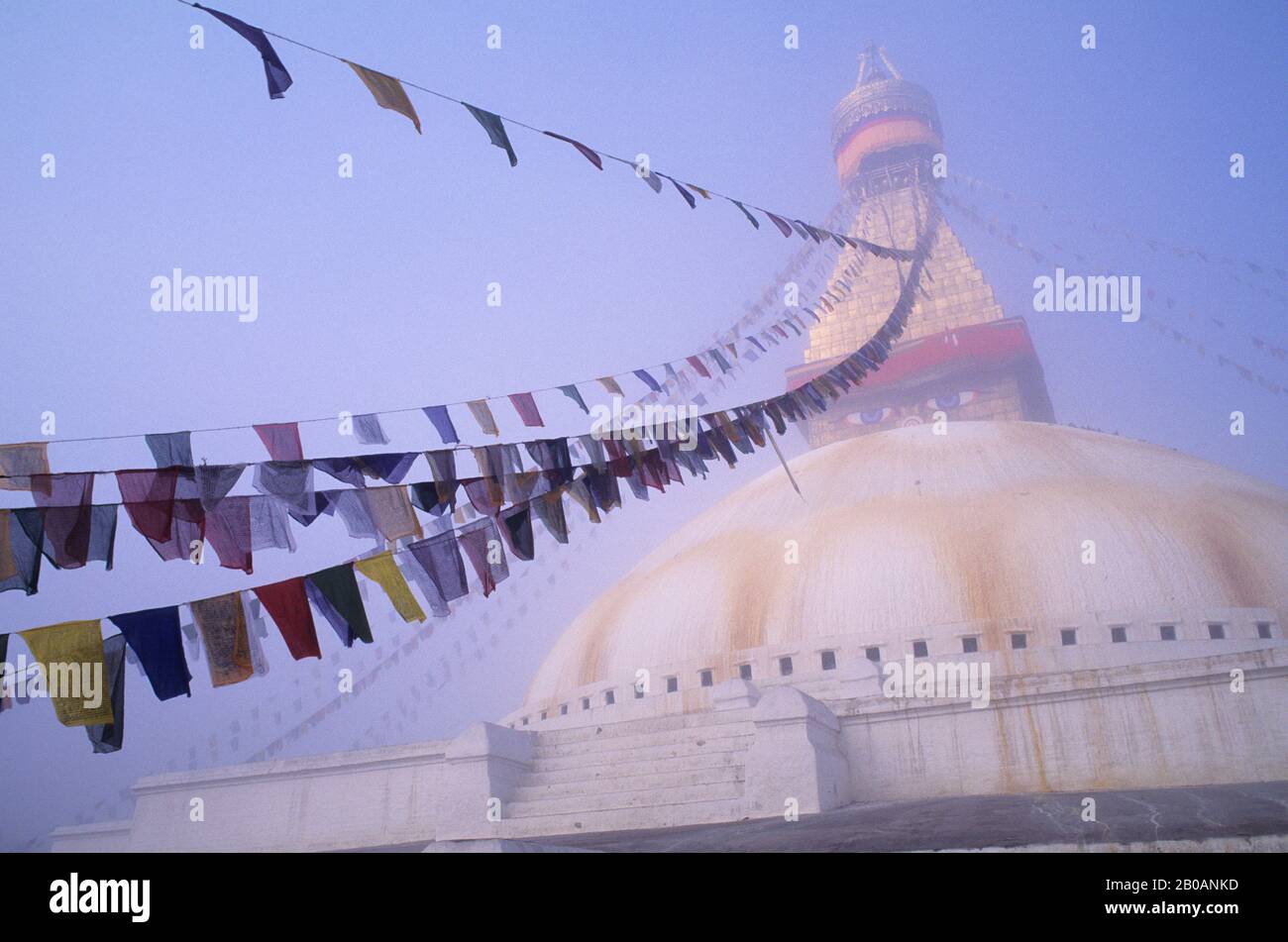 NEPAL, KATHMANDU, BOUDHNATH, TIBETISCH STUPA (TEMPEL) IM NEBEL, GEBETFLAGGEN Stockfoto
