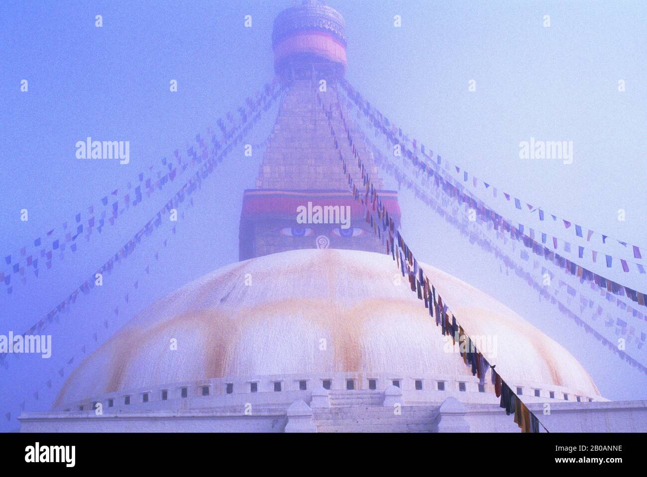 NEPAL, KATHMANDU, BOUDHNATH, TIBETISCH STUPA (TEMPEL) IM NEBEL, GEBETFLAGGEN Stockfoto