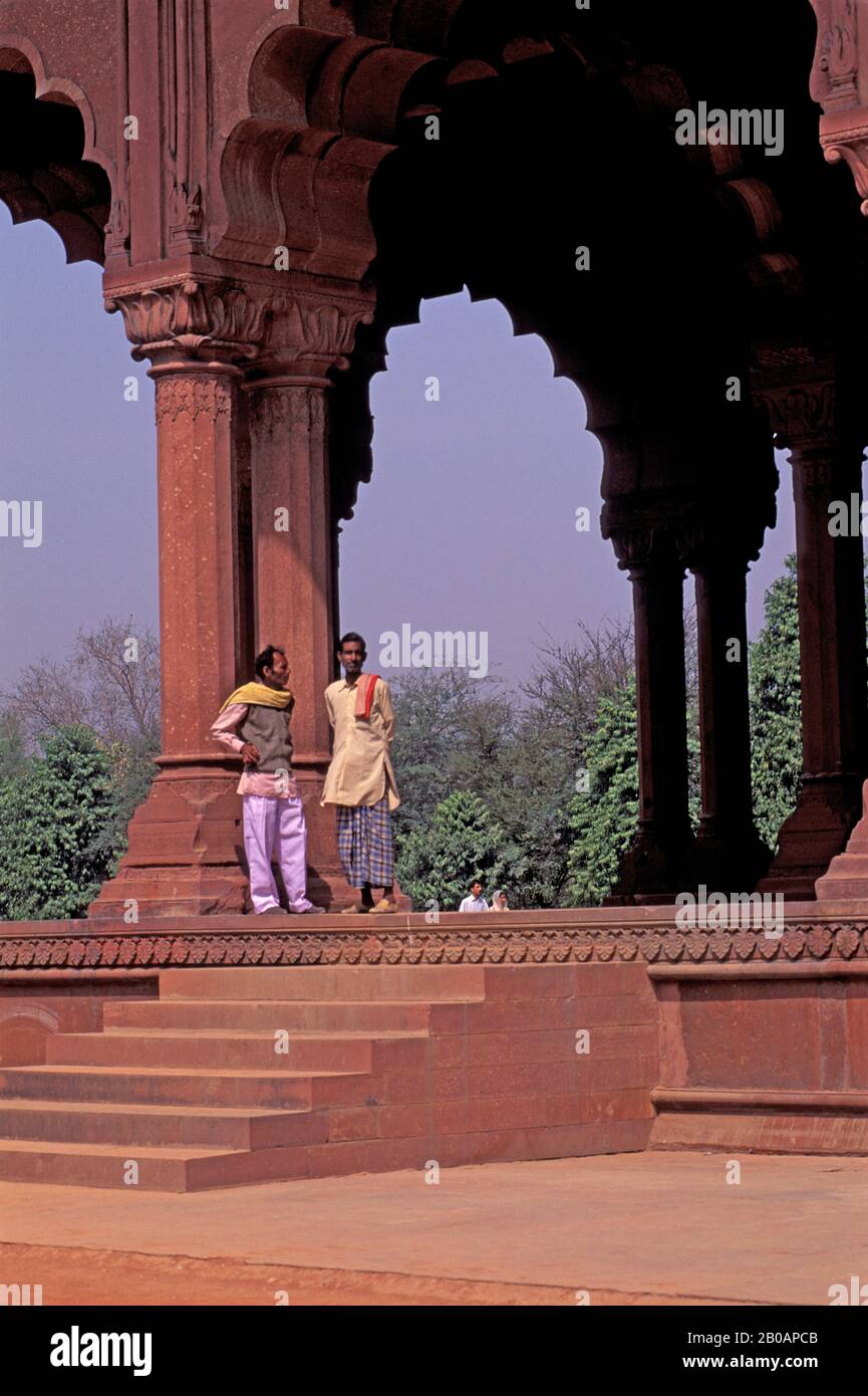 INDIEN, DELHI, ROTES FORT, INDISCHE MÄNNER Stockfoto