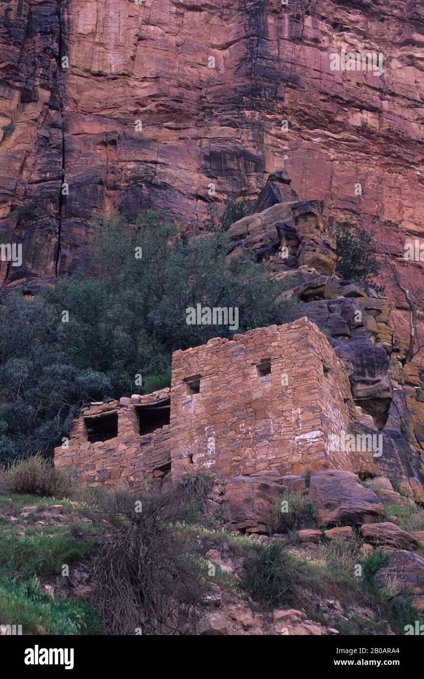 SAUDI-ARABIEN, IN DER NÄHE VON ABHA, ASIR-NATIONALPARK, HABALA-DORF, CLIFFSIDE HOUSE Stockfoto